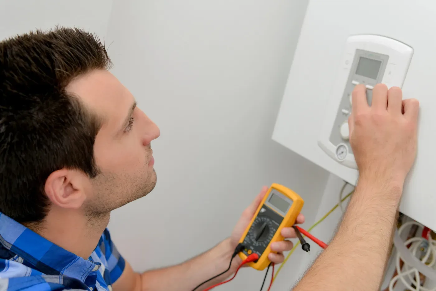 Climaticien installant une unité de climatisation réversible à Issy-les-Moulineaux (92130)